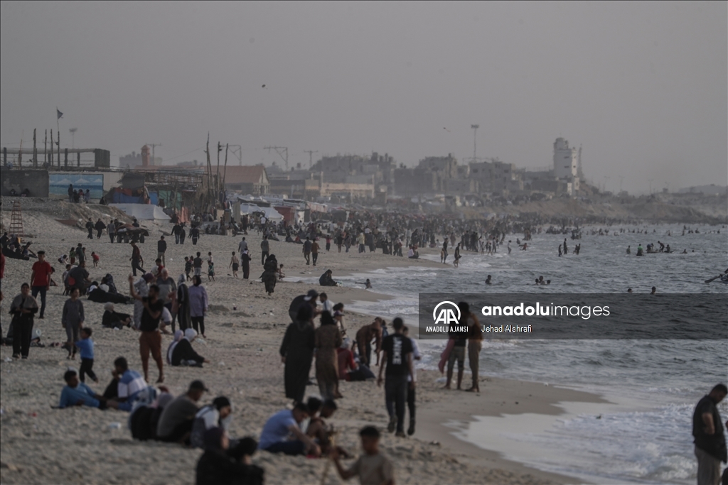Savaşın gölgesindeki Gazzeliler "nefes almak için" sahile akın ediyor