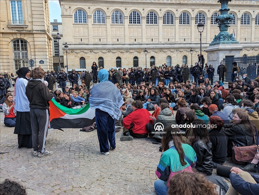 Пропалестинские активисты устроили акцию во время выступления Макрона