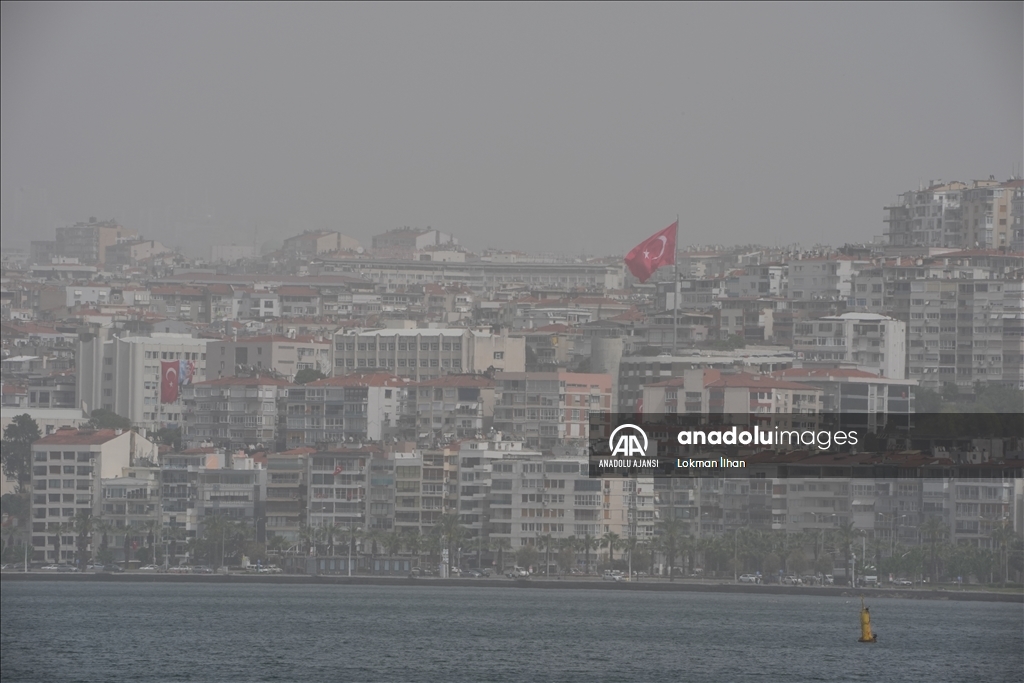 Kuzey Afrika kaynaklı toz taşınımı İzmir'de etkili oldu