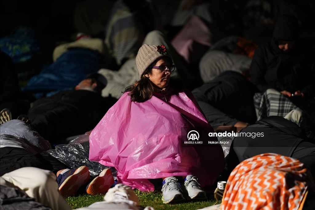 Avustralya ve Yeni Zelandalılar geleneksel "Şafak Ayini" için Anzak Koyu'na geldi