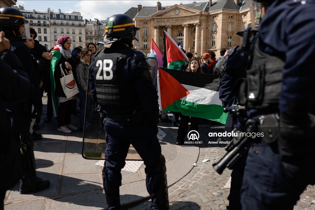 Un groupe de manifestants pro-palestiniens protestent contre le président français Emmanuel Macron lors de son discours à l'université de la Sorbonne