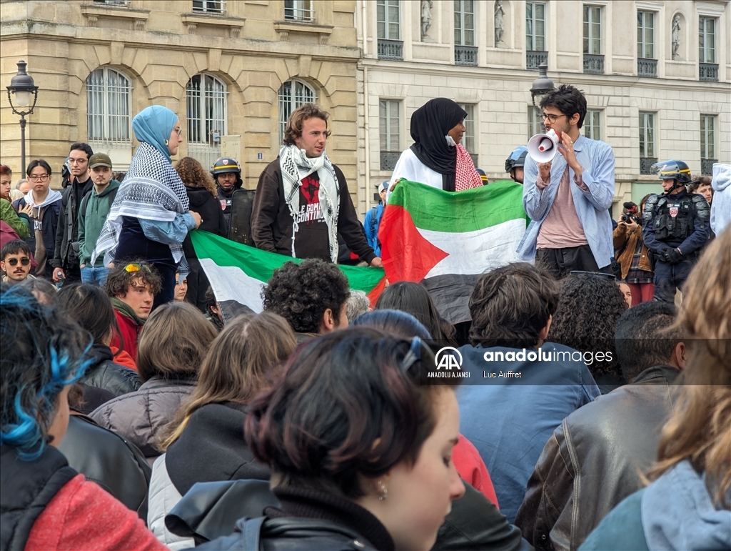 Fransa Cumhurbaşkanı Macron'un Sorbonne Üniversitesi ziyareti sırasında Filistin’e destek gösterisi düzenlendi