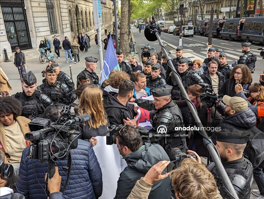 Fransa Cumhurbaşkanı Macron'un Sorbonne Üniversitesi ziyareti protesto edildi