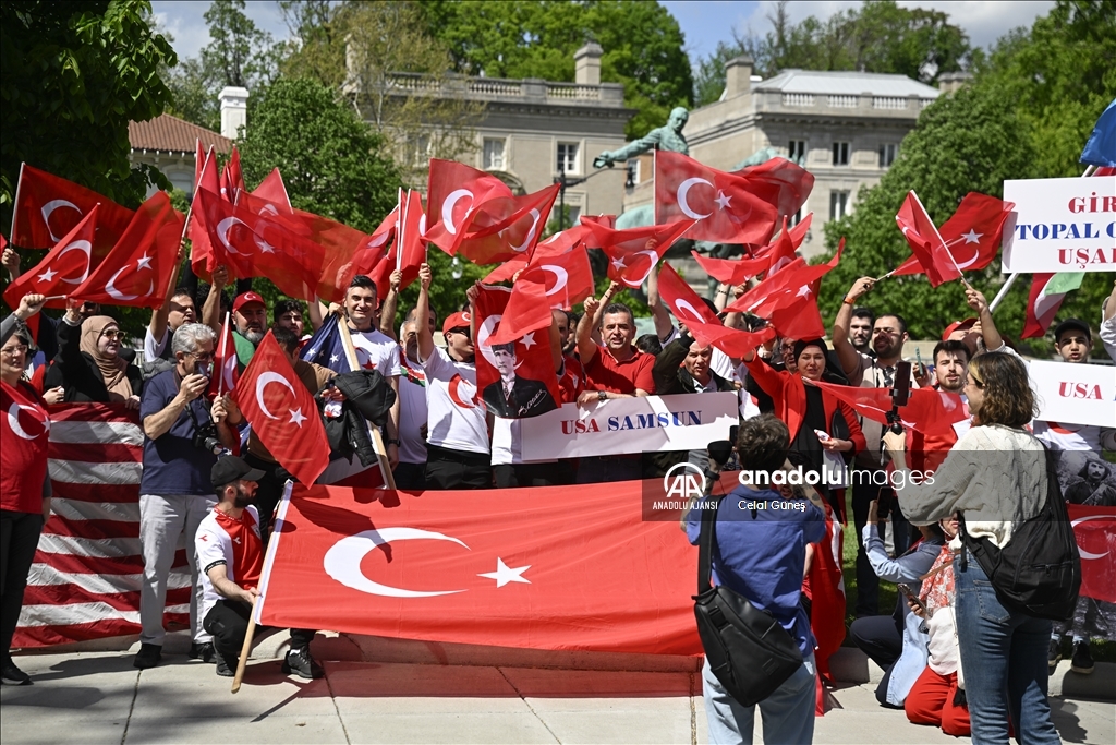 Washington’da Türkler, Türk misyonu önünde eylem yapan Ermeni grupları protesto etti
