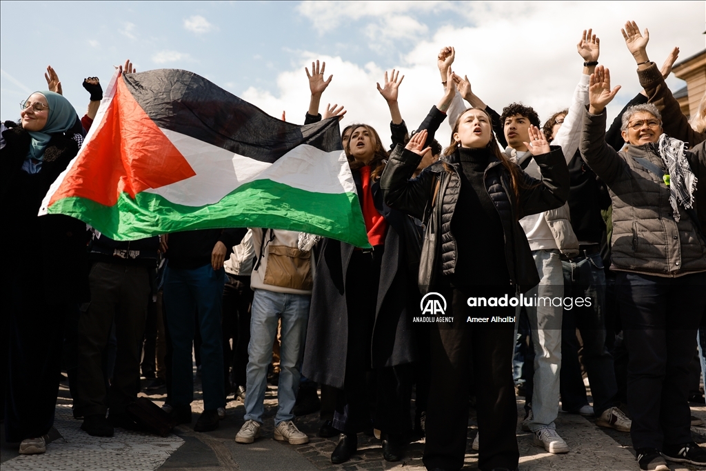 Un groupe de manifestants pro-palestiniens protestent contre le président français Emmanuel Macron lors de son discours à l'université de la Sorbonne