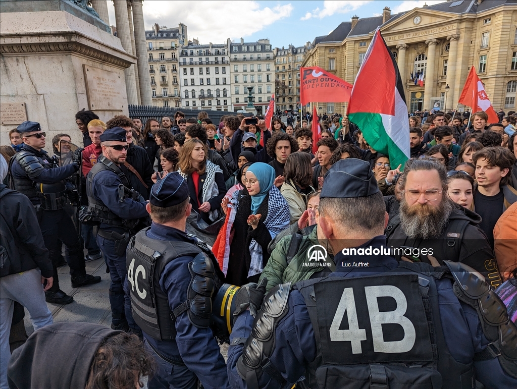 Fransa Cumhurbaşkanı Macron'un Sorbonne Üniversitesi ziyareti sırasında Filistin’e destek gösterisi düzenlendi