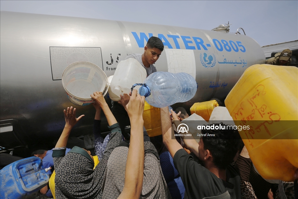 İnsani krizin arttığı Gazze'de, su sıkıntısı uzun kuyruklara neden oluyor