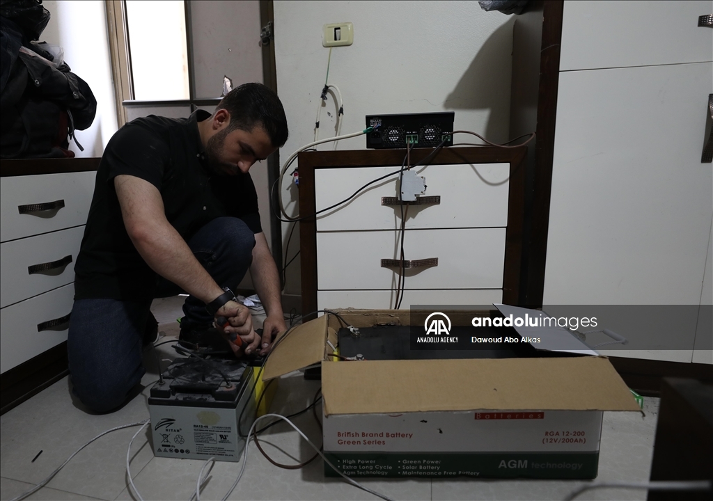 Палестинская молодежь устанавливает систему освещения на солнечных батареях