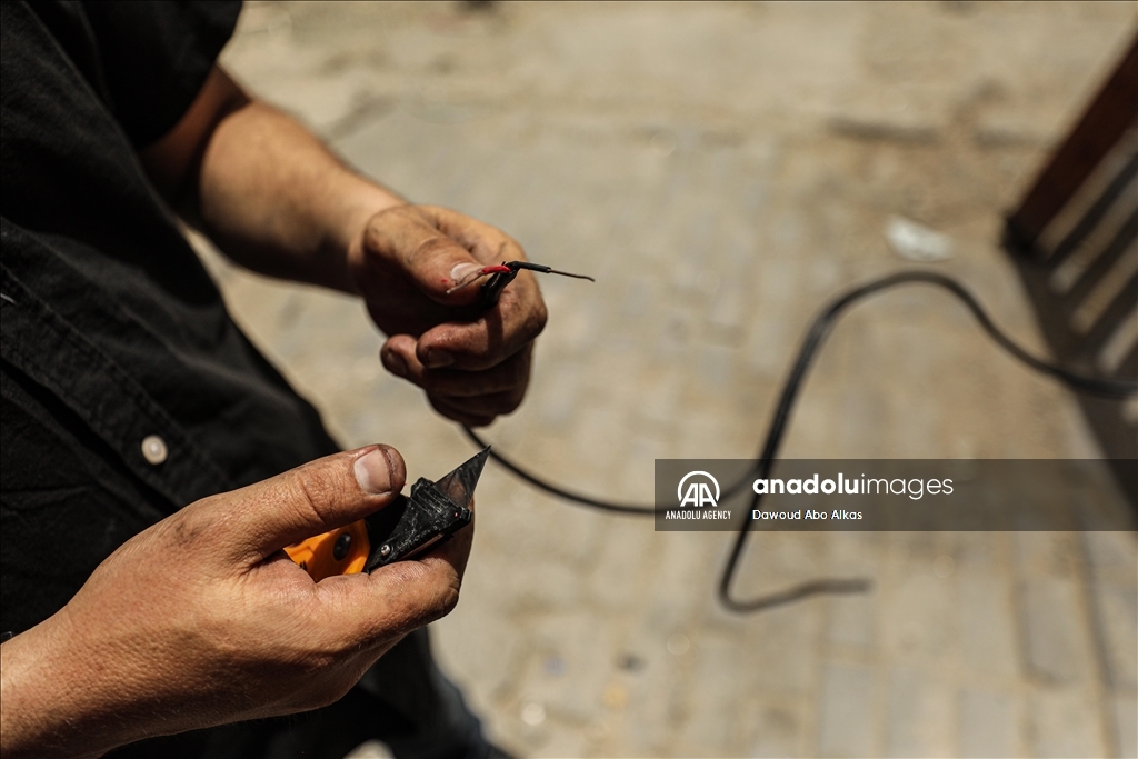 غزة.. متطوعون يضيئون الشوارع بمنظومة إضاءة تعمل بالطاقة الشمسية