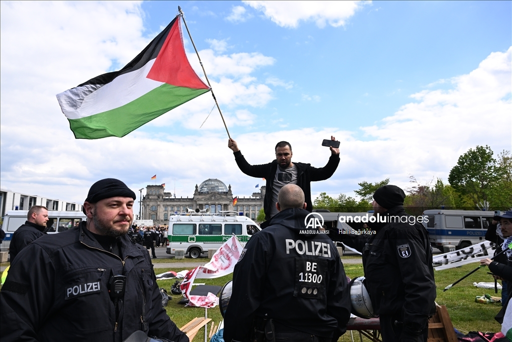 Berlin'de "Gazze'ye destek" kampına polis müdahalesi