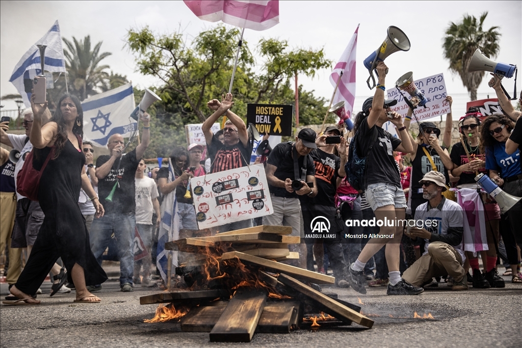 İsrail Savaş Kabinesi Üyesi Gantz'ın evinin önünde "erken seçim" protestosu