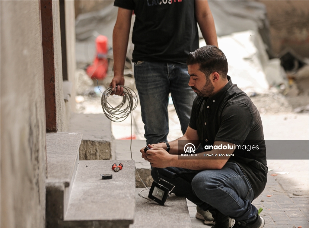 Палестинская молодежь устанавливает систему освещения на солнечных батареях