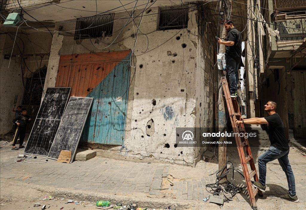 غزة.. متطوعون يضيئون الشوارع بمنظومة إضاءة تعمل بالطاقة الشمسية