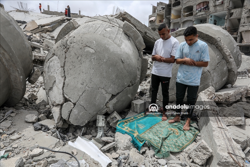 Gazze'deki Filistinliler yıkıntılar arasında cuma namazı kıldı