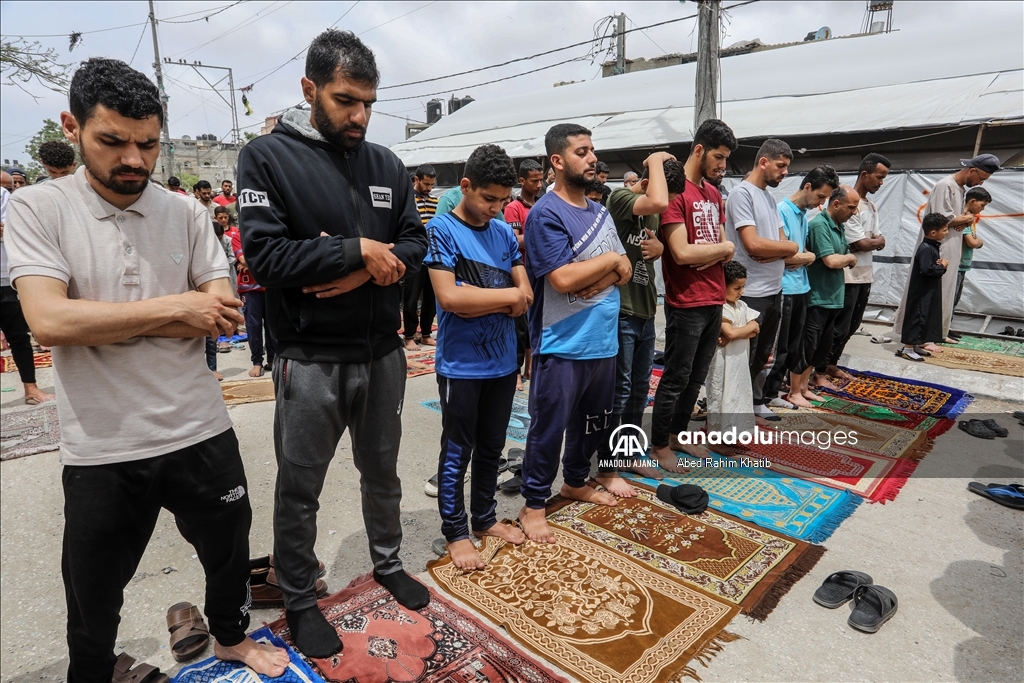 Gazze'deki Filistinliler yıkıntılar arasında cuma namazı kıldı