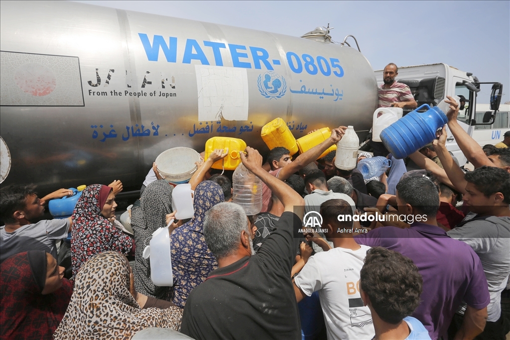 İnsani krizin arttığı Gazze'de, su sıkıntısı uzun kuyruklara neden oluyor