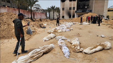 Gazze'deki Nasır Hastanesi'nde bulunan toplu mezarlardan ceset çıkarma işlemleri sürüyor