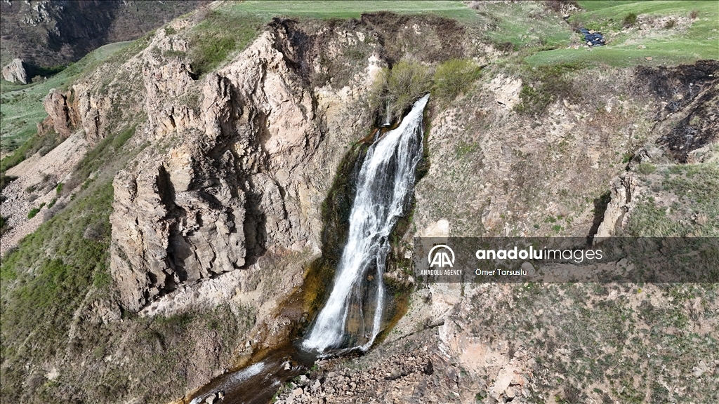 Водопад Сусуз в турецком Карсе стал более полноводным из-за таяния снега