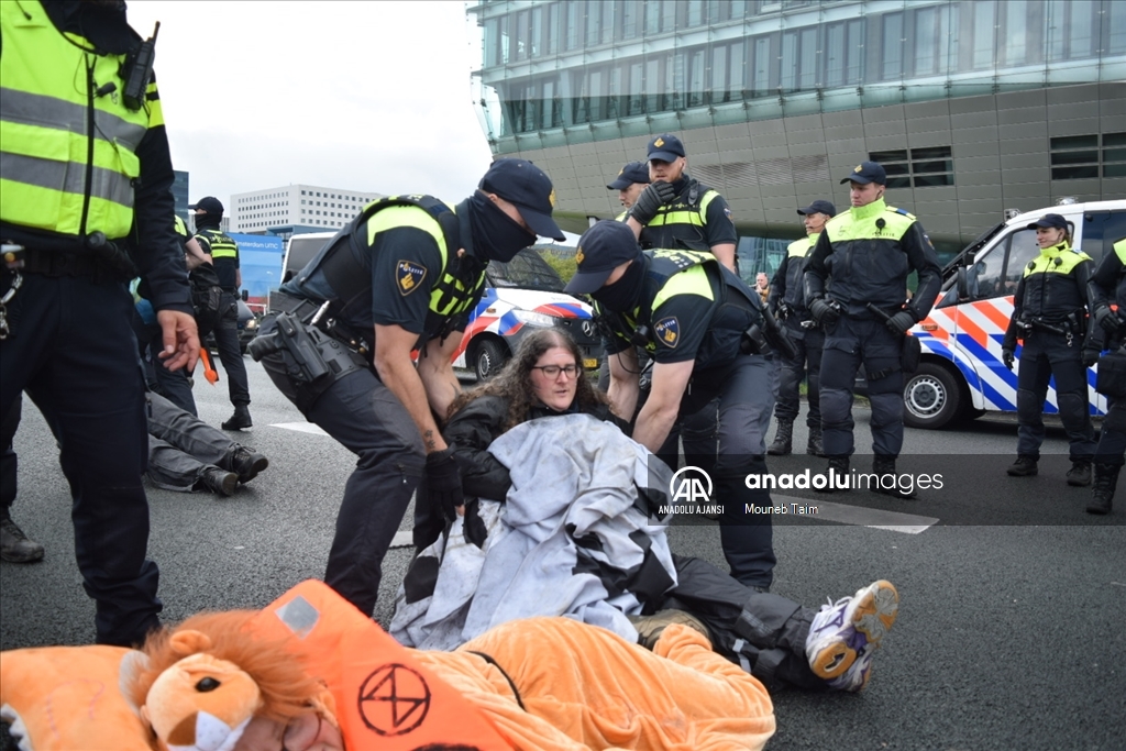 Polis Amsterdam'daki A10 otoyolunda düzenlenen iklim aktivistlerinin gösterisini durdurdu