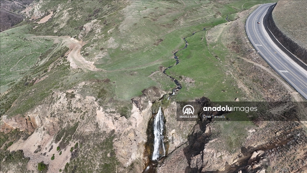 Kars'taki Susuz Şelalesi'nin debisi kar sularıyla yükseldi