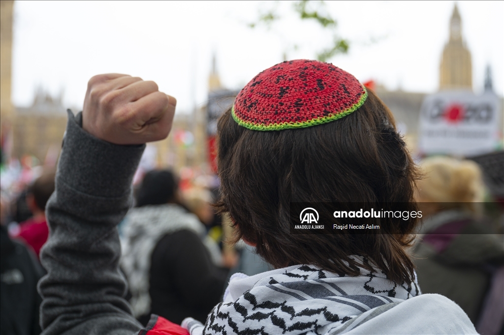 İngiltere'de binlerce kişi Filistin’e destek yürüyüşü düzenledi