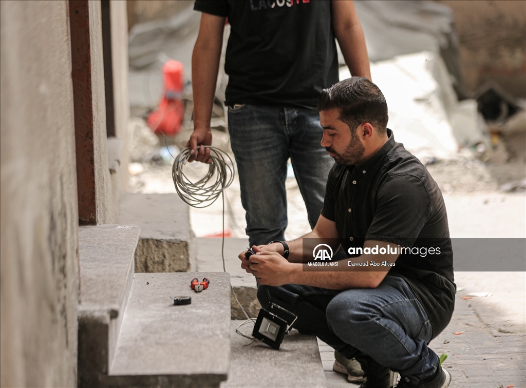 Filistinli gençler, güneş enerjisiyle çalışan aydınlatma sistemi kuruyor