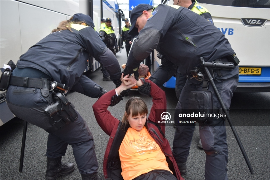 Polis Amsterdam'da A10 otoyolunda düzenlenen iklim aktivistlerinin gösterisini durdurdu