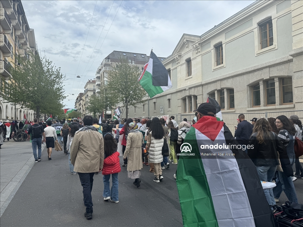 Cenevre'de binlerce kişi bir kez daha Filistin halkına destek için yürüdü