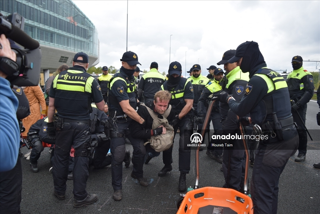 Polis Amsterdam'da A10 otoyolunda düzenlenen iklim aktivistlerinin gösterisini durdurdu