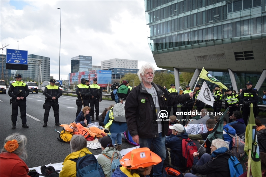 Polis Amsterdam'daki A10 otoyolunda düzenlenen iklim aktivistlerinin gösterisini durdurdu