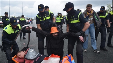Polis, Amsterdam'daki A10 otoyolunda düzenlenen iklim aktivistlerinin gösterisini durdurdu