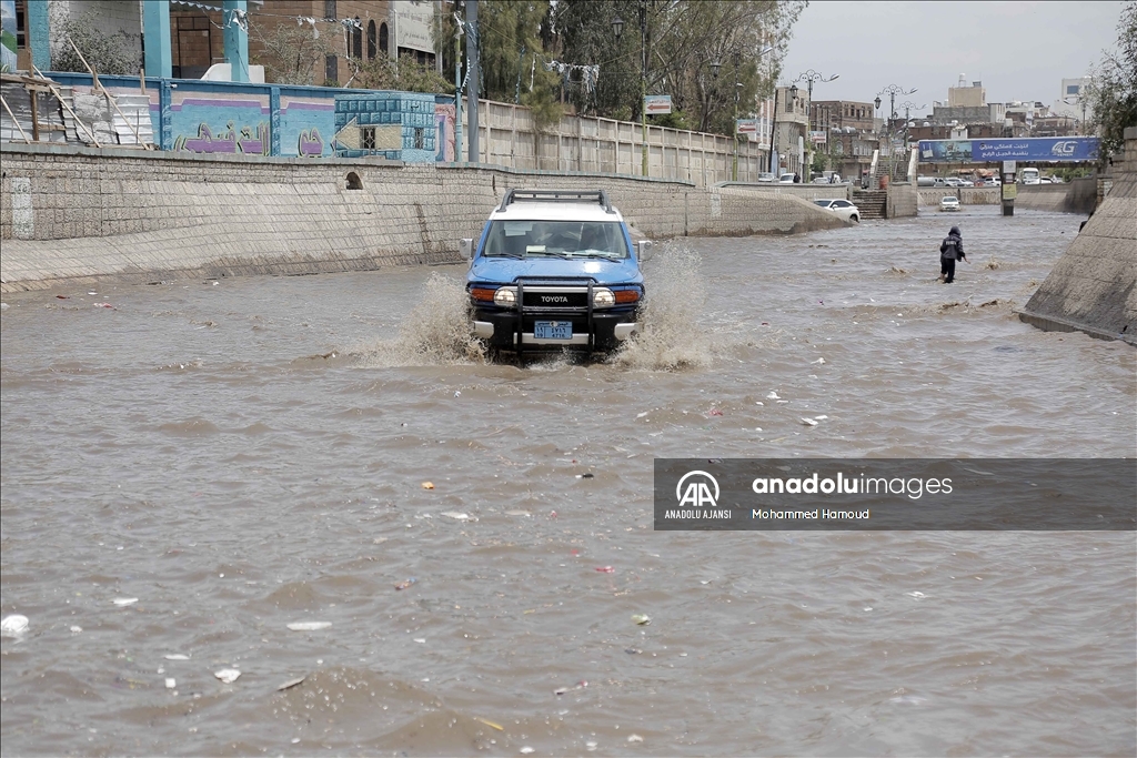 Yemen'de etkili olan şiddetli yağışlar hayatı olumsuz etkiledi