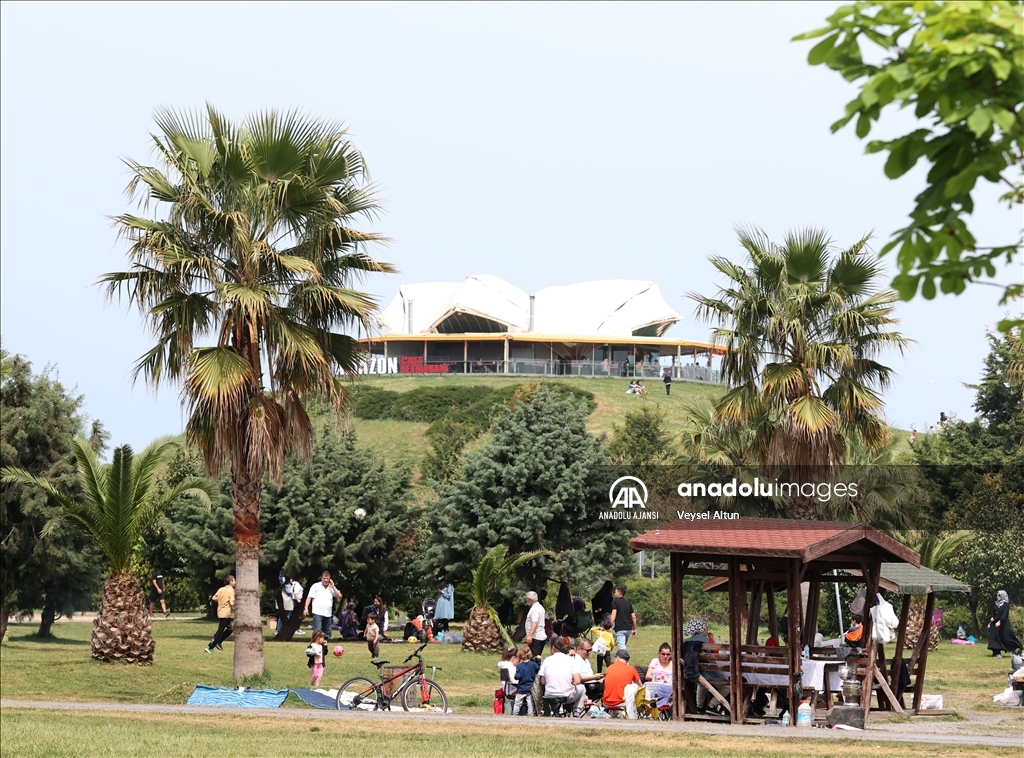 Samsun'da vatandaşlar hafta sonunda güneşli havanın tadını çıkardı