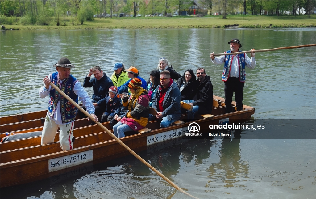 Polonya-Slovakya sınır hattındaki Dunajec nehri üzerinde geleneksel rafting sezonunun açılışı