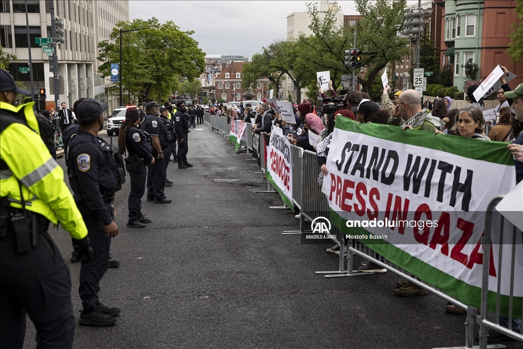 Filistin destekçileri, Beyaz Saray Muhabirleri Derneği Yemeği'ni protesto etti