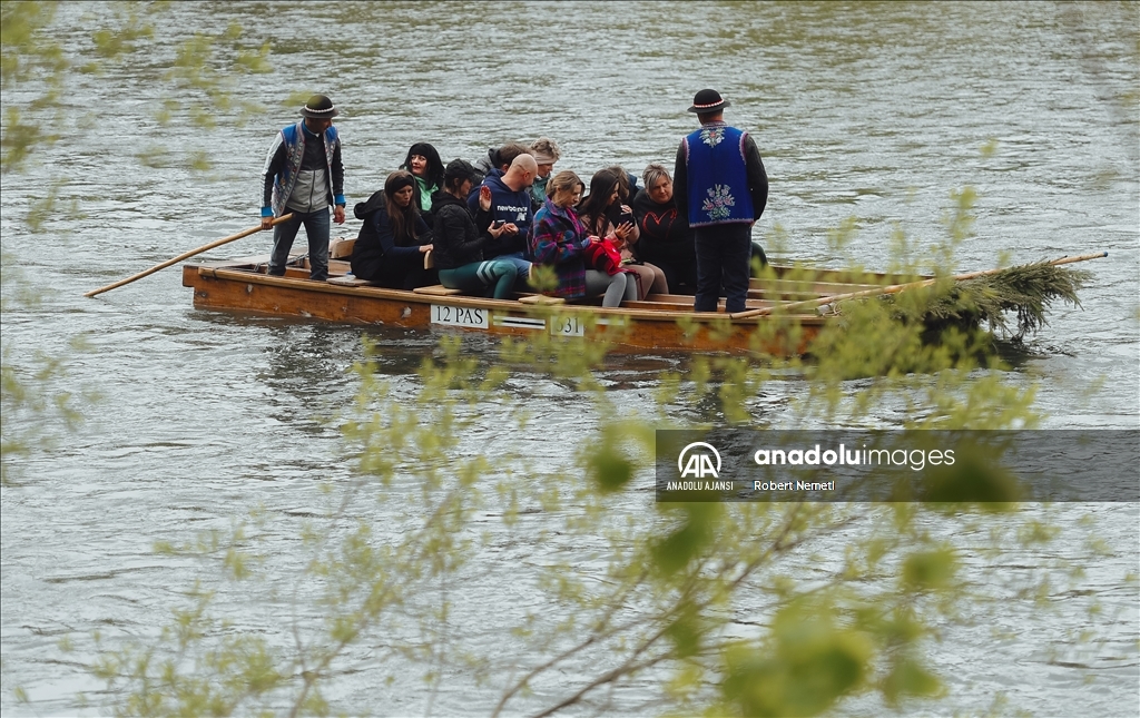 Polonya-Slovakya sınır hattındaki Dunajec nehri üzerinde geleneksel rafting sezonunun açılışı