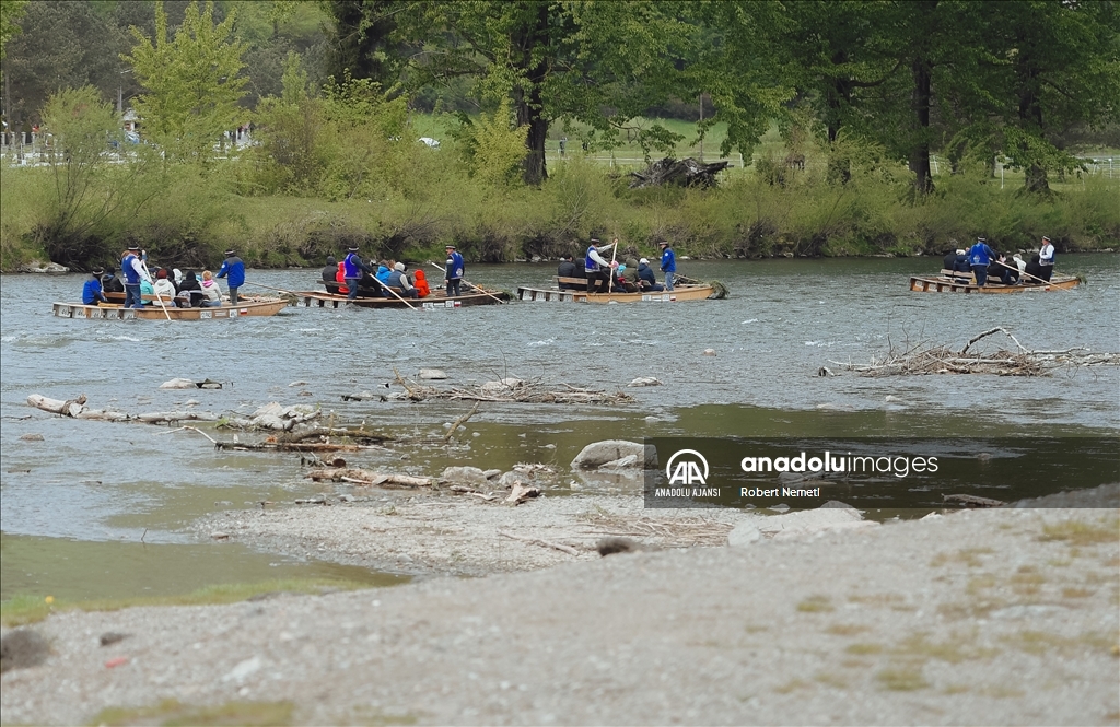 Polonya-Slovakya sınır hattındaki Dunajec nehri üzerinde geleneksel rafting sezonunun açılışı