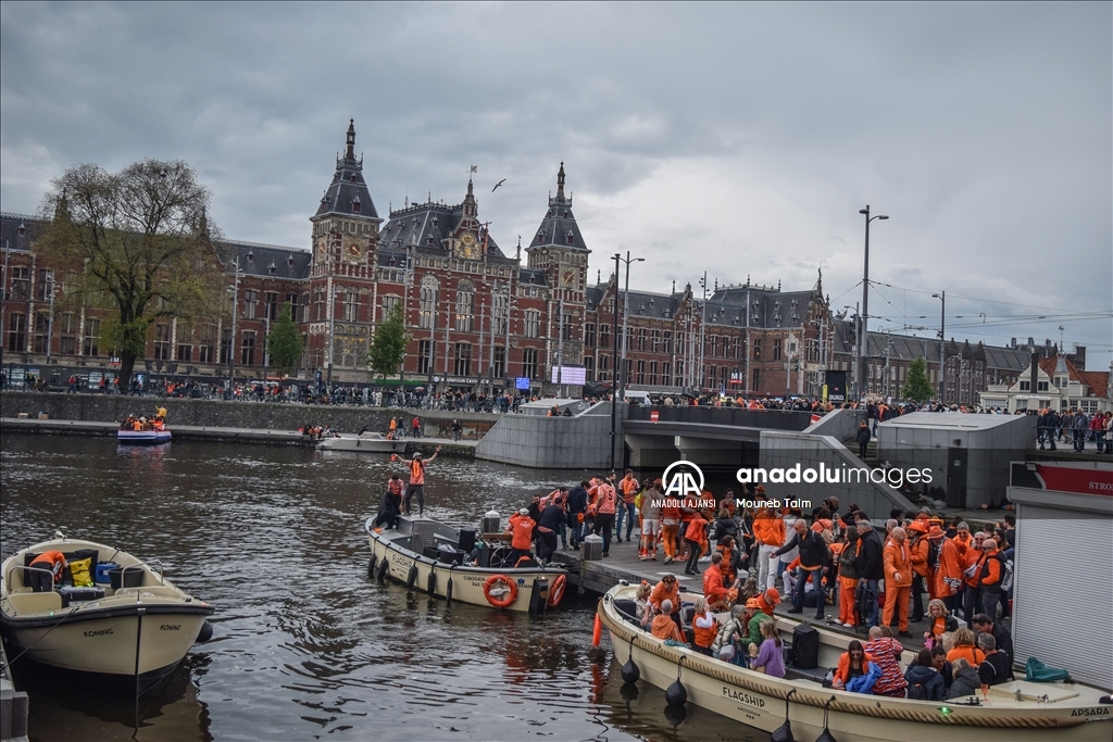 Hollanda'nın başkenti Amsterdam'da 'Kral Günü' ve Alexander'in krallığının on birinci yılı kutlandı