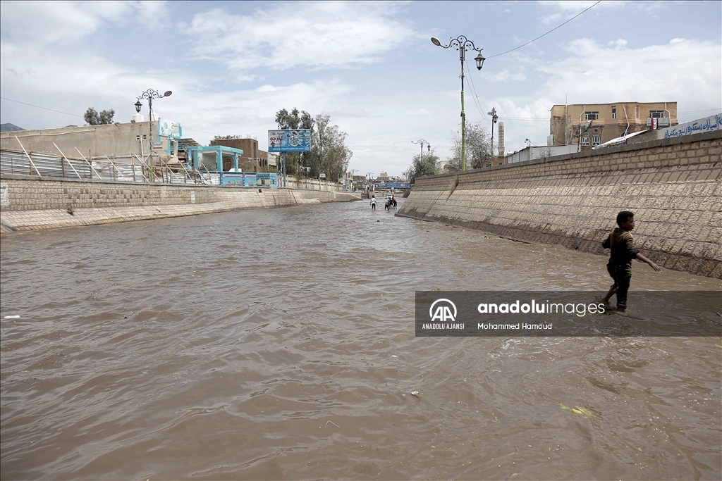Yemen'de etkili olan şiddetli yağışlar hayatı olumsuz etkiledi
