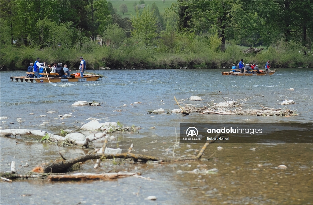 Polonya-Slovakya sınır hattındaki Dunajec nehri üzerinde geleneksel rafting sezonunun açılışı