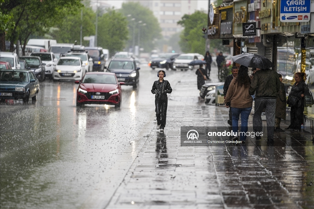Başkentte sağanak ve dolu yağışı yaşamı olumsuz etkiledi