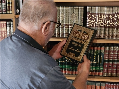 خشية قصفها.. غزاوي يعرض مكتبته العلمية الخاصة للبيع