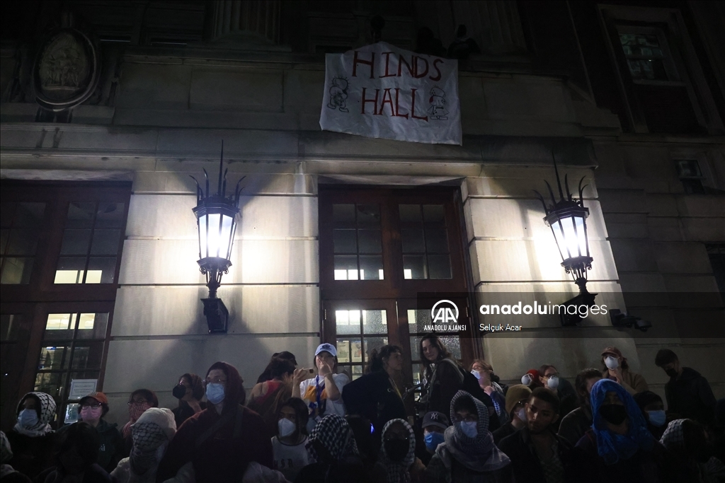 Columbia Üniversitesi’nde Filistin'e destek veren öğrenciler, kampüs içerisindeki Hamilton Hall binasına girdi