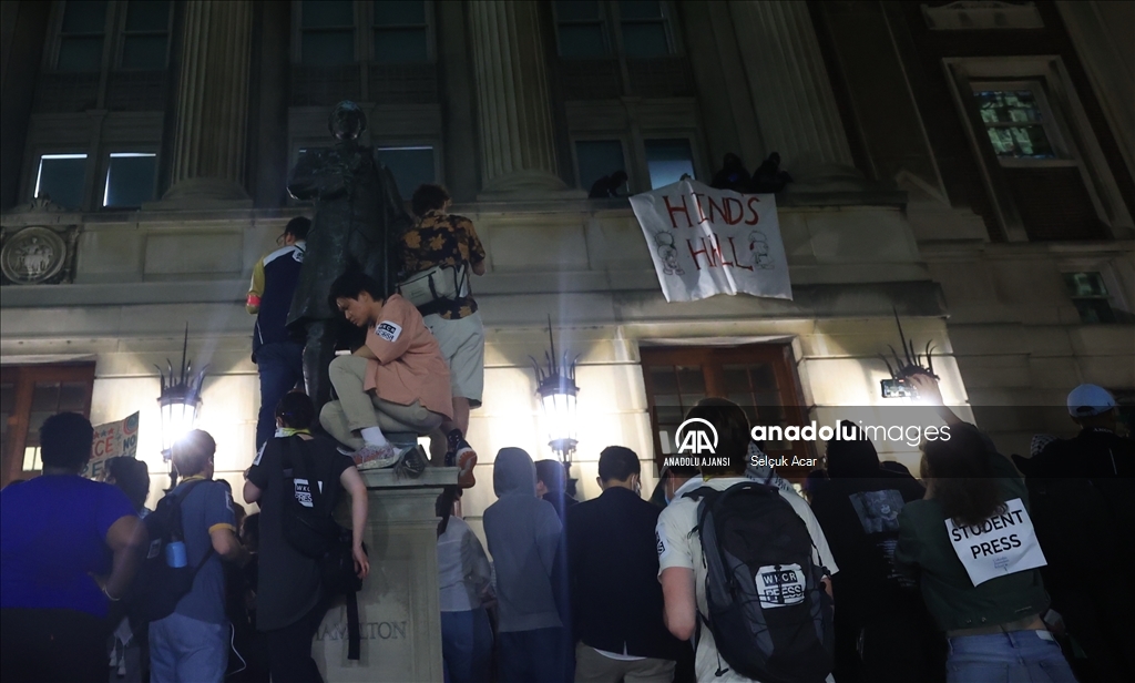 Columbia Üniversitesi’nde Filistin'e destek veren öğrenciler, kampüs içerisindeki Hamilton Hall binasına girdi