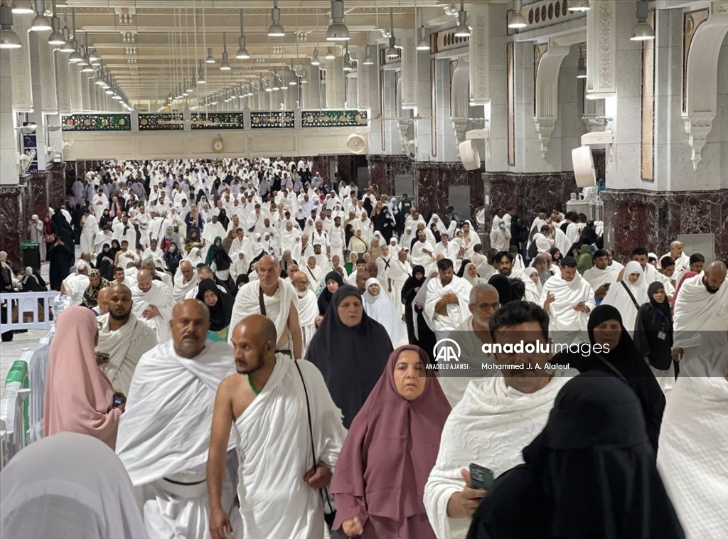 Hac mevsimi öncesinde binlerce Müslüman Mescid-i Haram'ı ziyaret etti