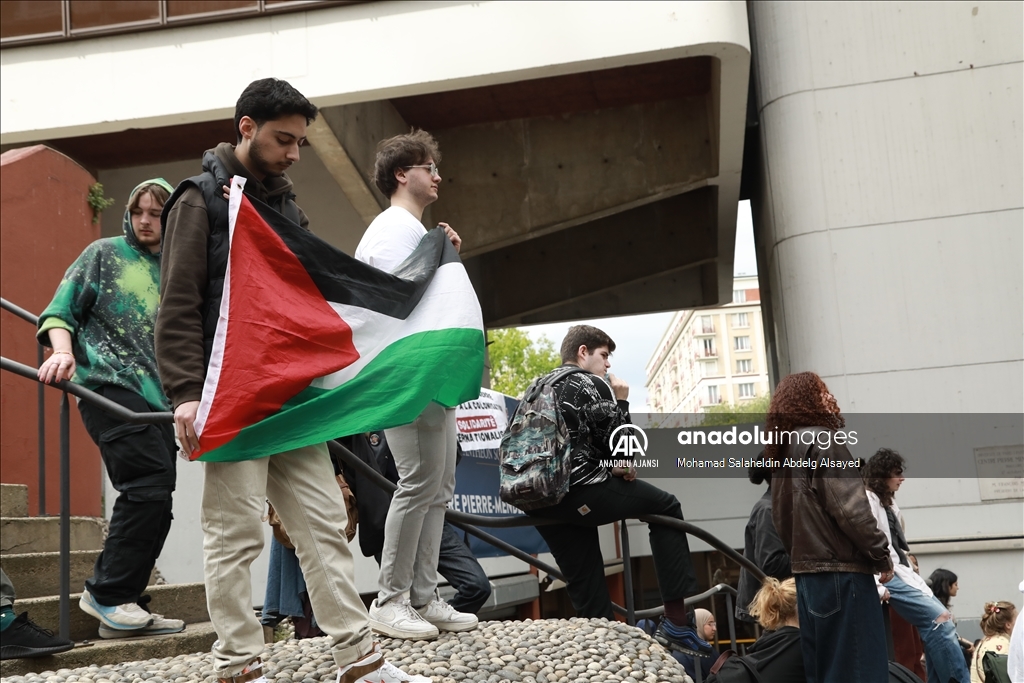 Fransa'da üniversite öğrencilerinden Filistin ile dayanışma gösterisi