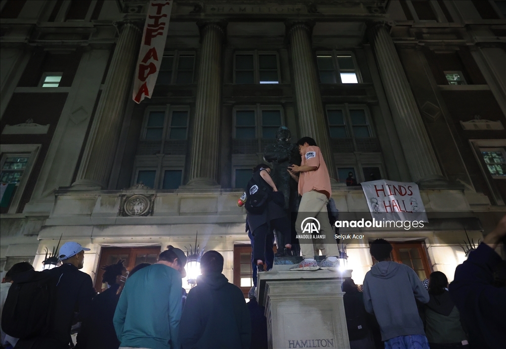 Columbia Üniversitesi’nde Filistin'e destek veren öğrenciler, kampüs içerisindeki Hamilton Hall binasına girdi