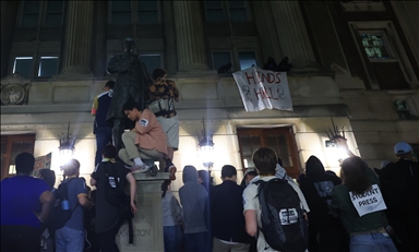 Un groupe d'étudiants a pénétré dans le bâtiment historique du Hamilton Hall sur le campus à l'université de Columbia