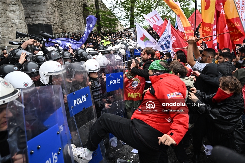 Göstericiler polise taş ve bayrak sopasıyla saldırdı