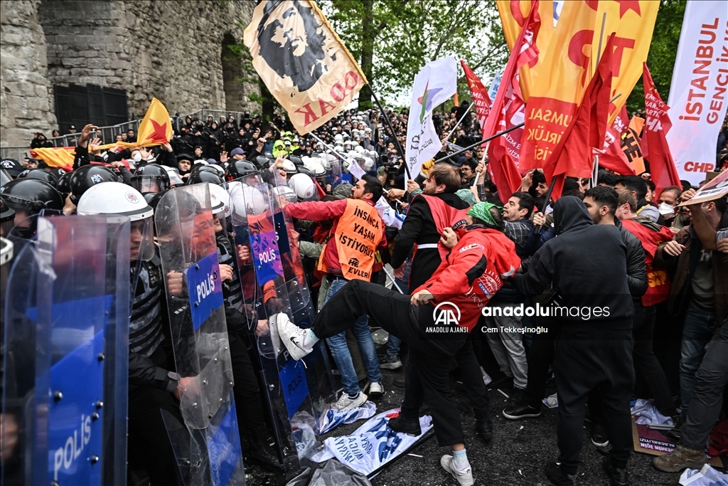 Göstericiler polise taş ve bayrak sopasıyla saldırdı